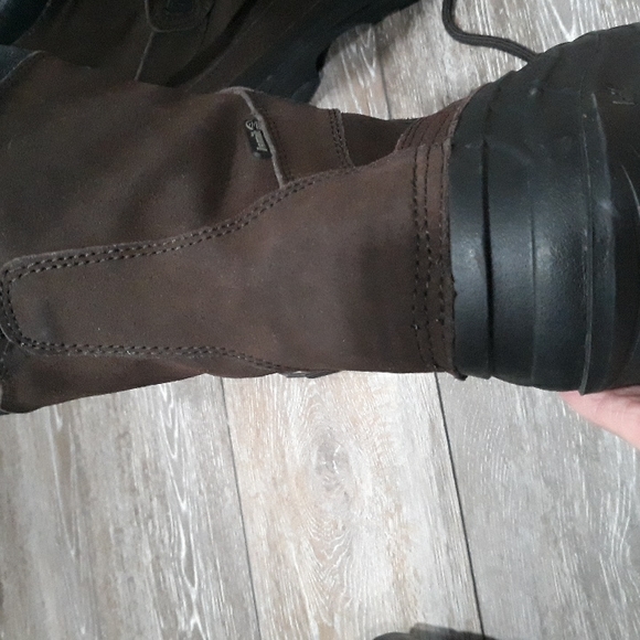 Kamik waterproof brown suede and black rubber boots. Size 9. Mint condition main image 12